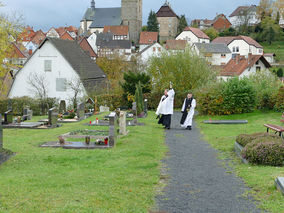 Segnung der Gräber auf dem Friedhof in Naumburg (Foto: Karl-Franz Thiede)